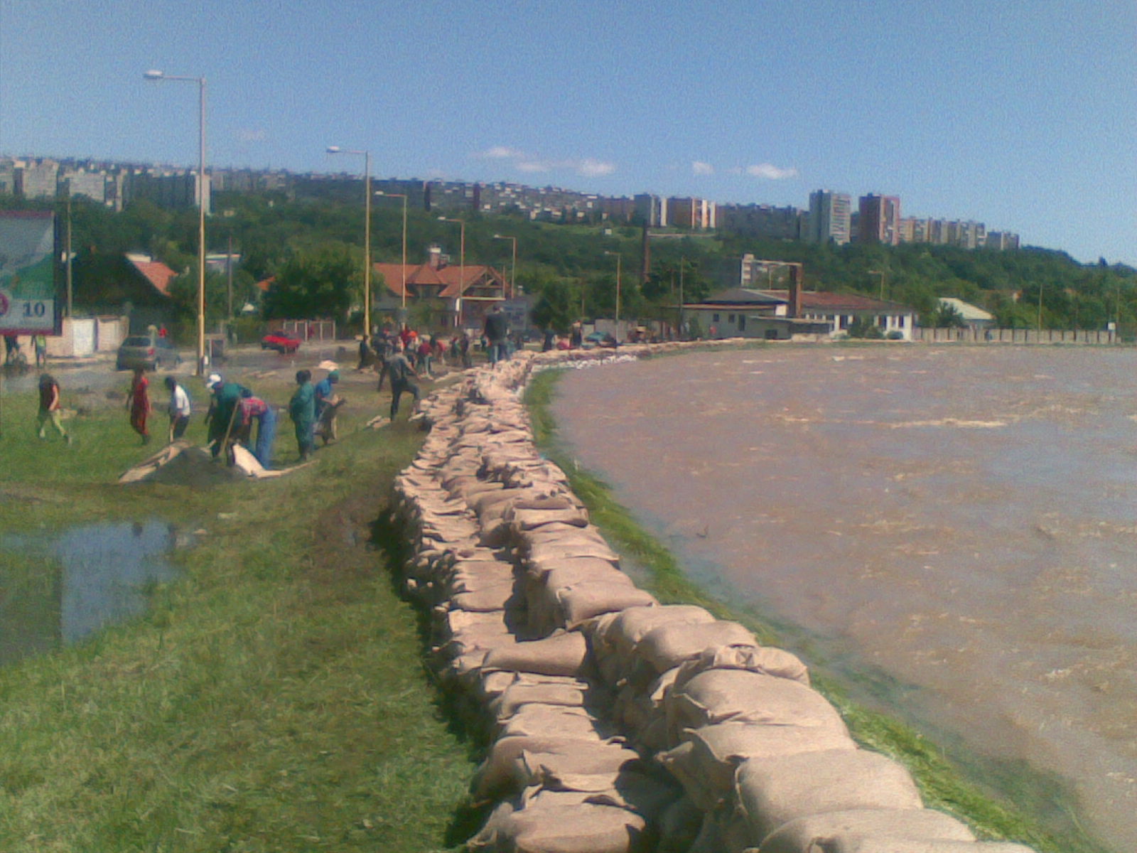 ilustračný záber - piesková hrádza na rieke Hornád zo začiatku júna 2010