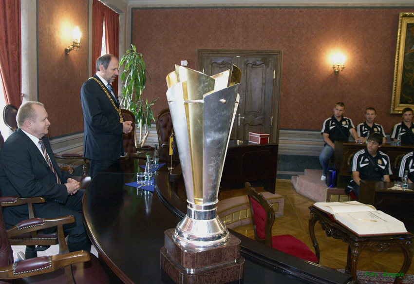 takto vyzerá futbalová trofej - Slovenský pohár