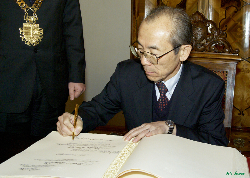 pán Yoshio Nomoto sa podpísal do kroniky mesta