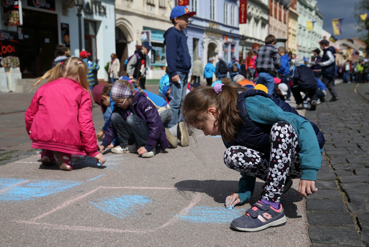 Deti si kreslenie na asfalt užívali