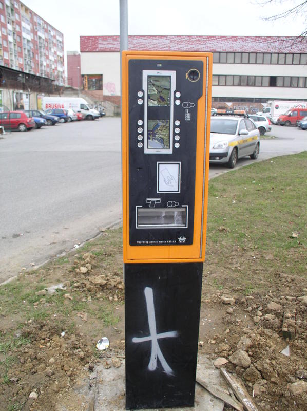 zničený automat na Bruselskej ulici