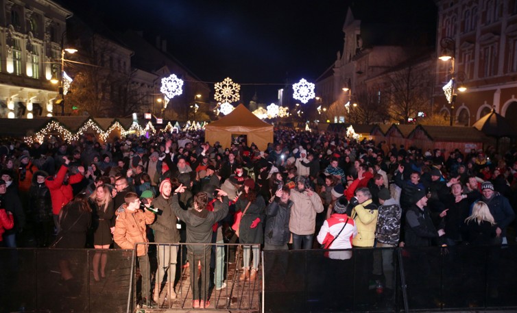 zabávajúci sa Košičania na Hlavnej