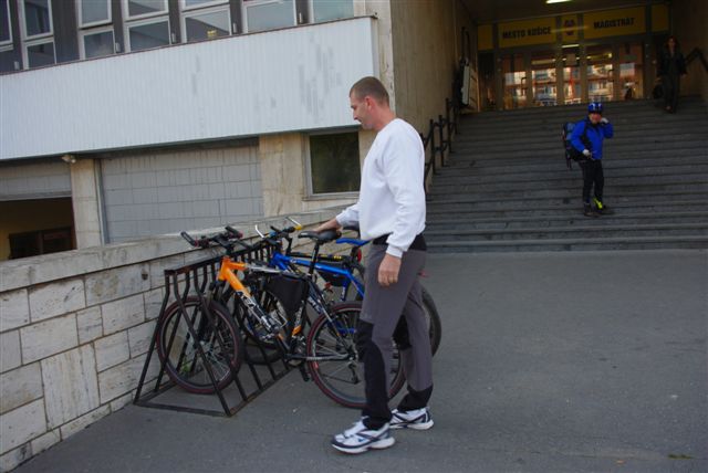 Stojan pre bicykle sa zapĺňa 