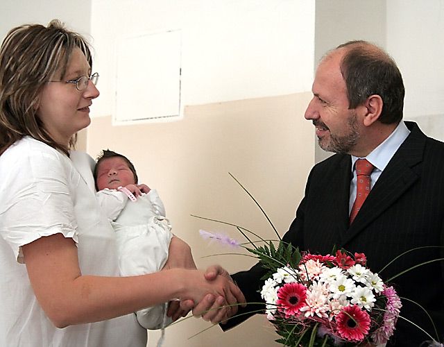 F. Knapík odovzdal pozdravy a finančný dar prvorodenému občanovi Košíc v roku 2007