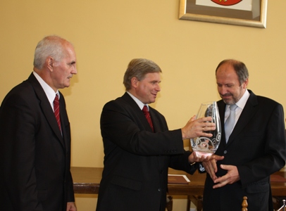 Mayor of Košice received a memorial gift from Krosno´s glass blowers