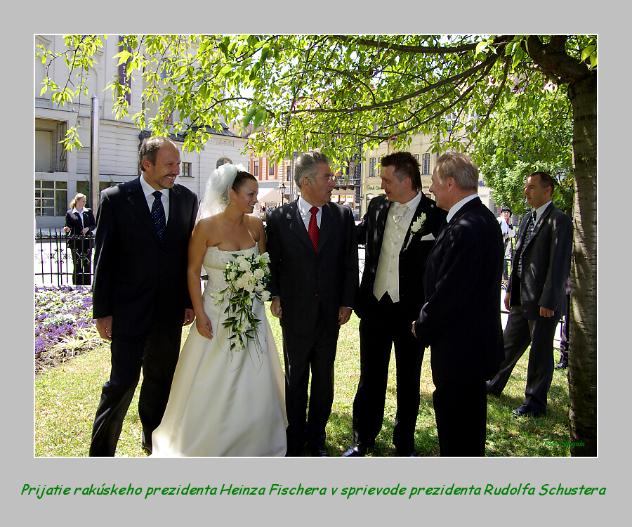 H.Fischer sa veľmi rád vyfotografoval aj so svadobným párom