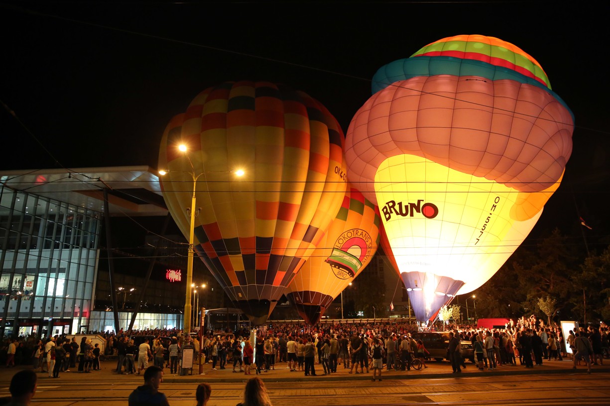 Nočné nafukovanie balónov malo neopakovateľnú atmosféru