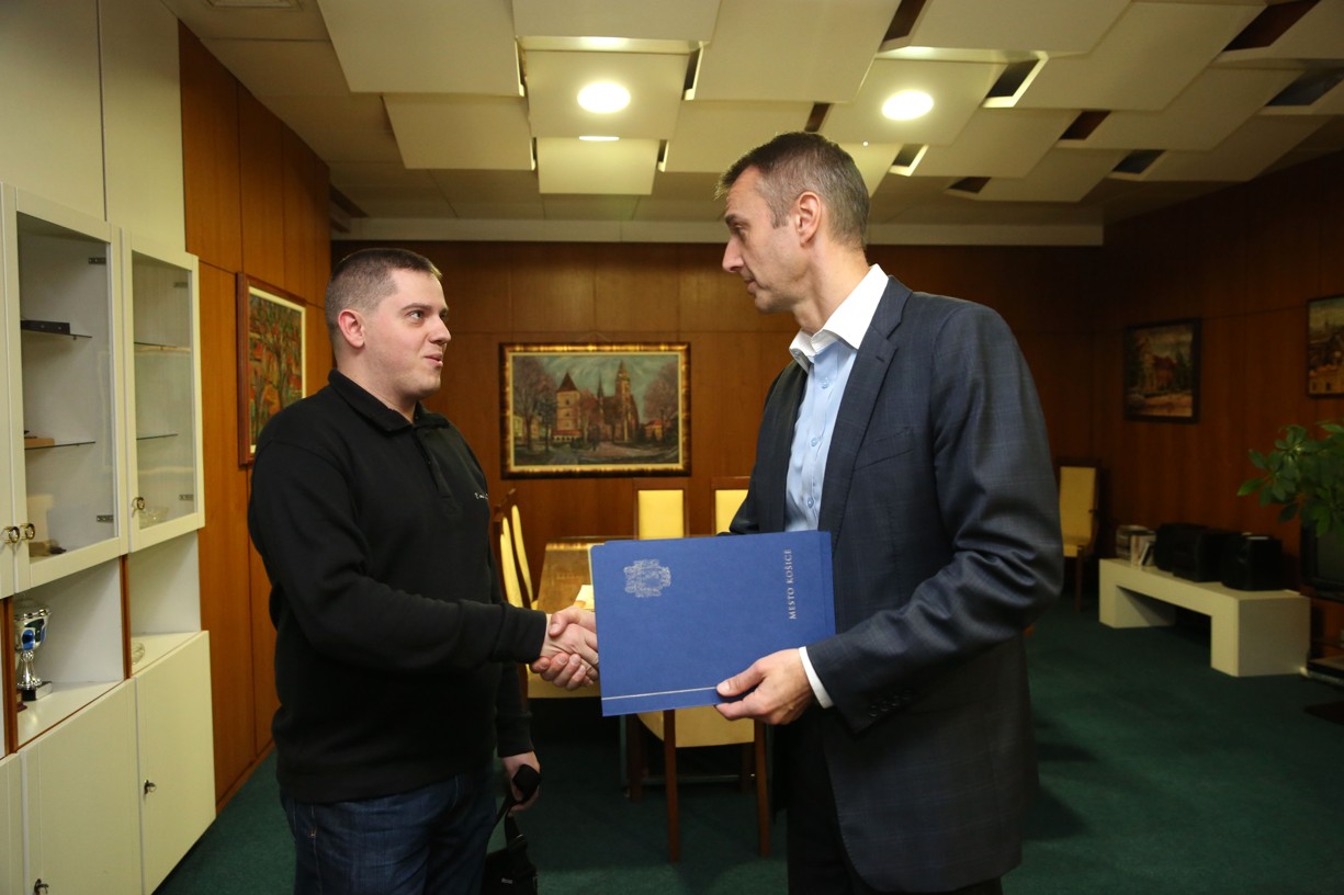 Primátor Richard Raši odovdzal cenu víťazovi internetového kvízu Milanovi Koškovi