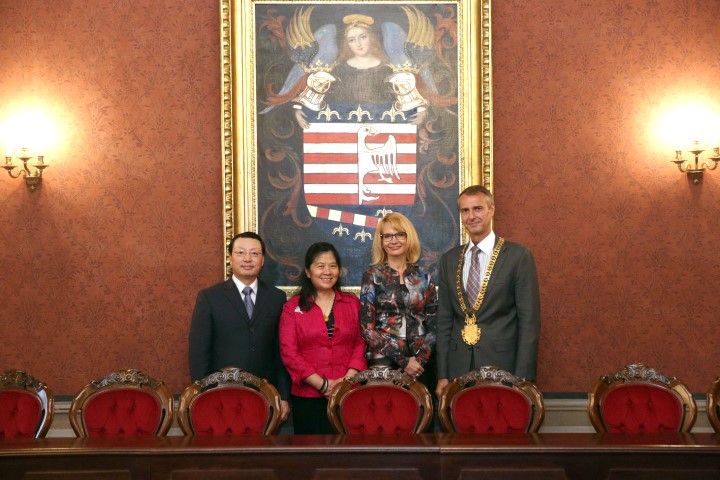 Veľvyslanec LIN Lin s manželkou