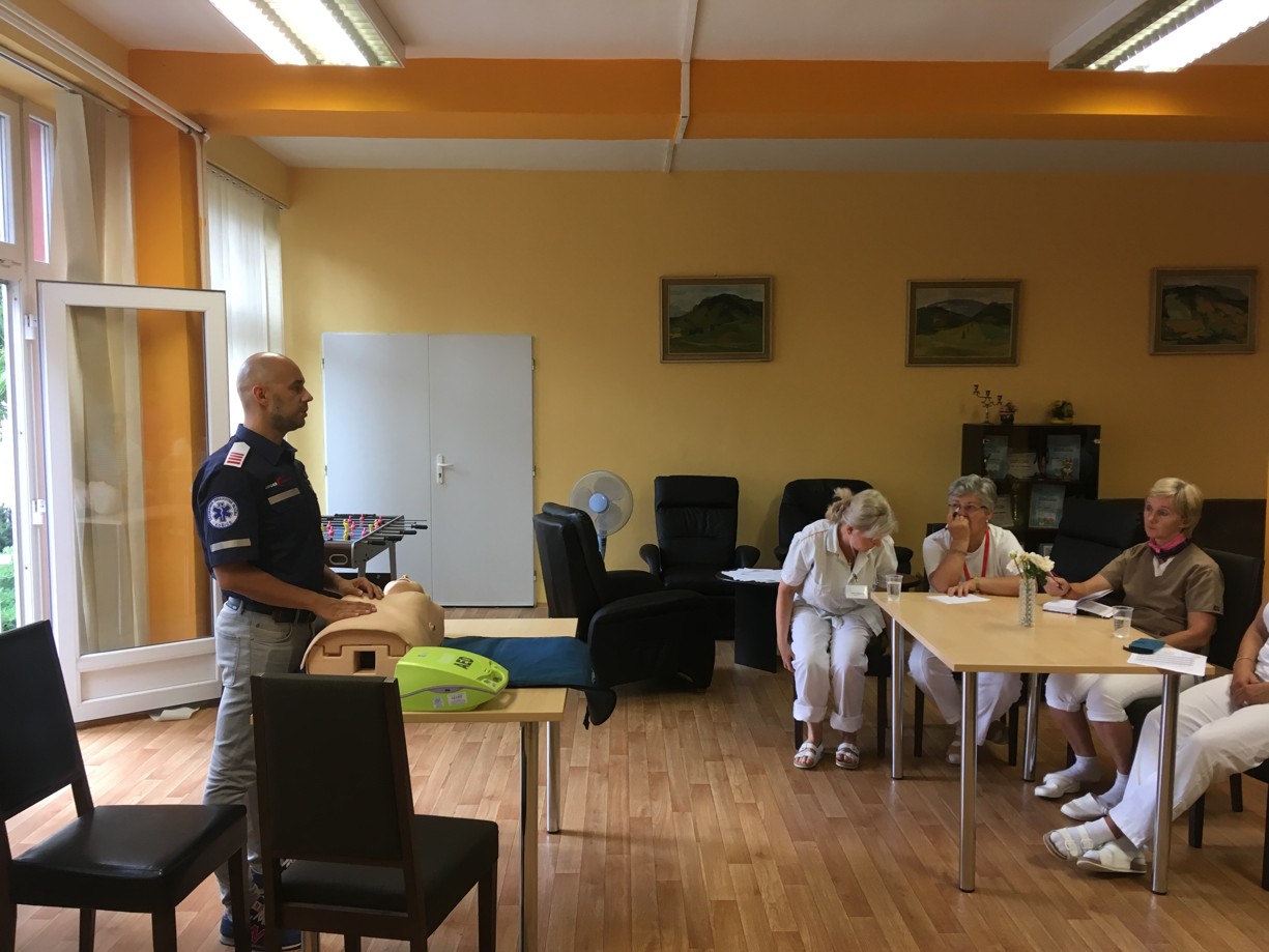 Zaškolenie personálu a praktické ukážky zamestnancom predviedli manažéri zdravotníckeho úseku Košickej záchranky