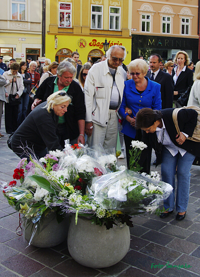 Účastníci pietnej spomienky priniesli kvety 