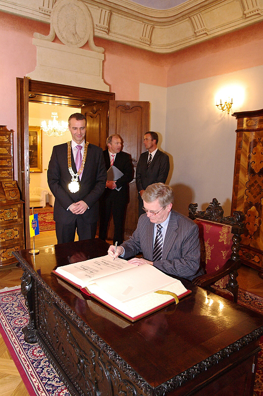 German Ambassador signing the City Chronicle