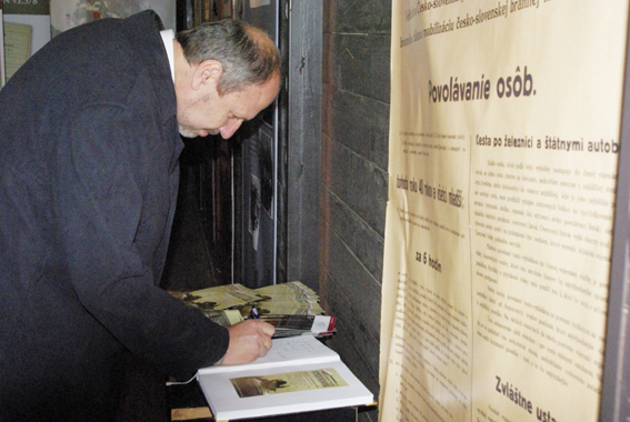 primátor mesta Košice František Knapík pri zápise do knihy návštev