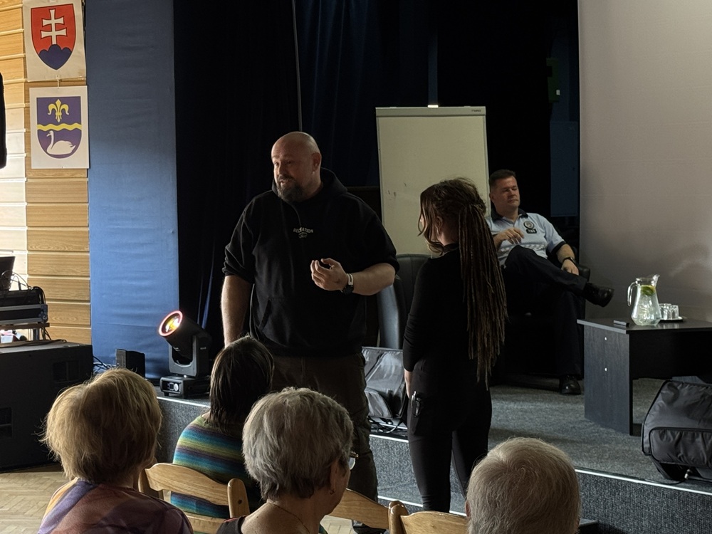 Krása a bezpečnosť ruka v ruke: Naše seniorky sa na Jazere naučili, ako nenaletieť podvodníkom