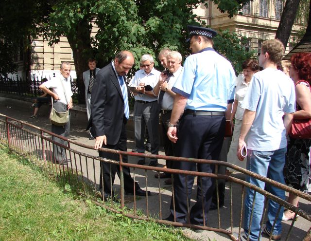 Nefunkčných zábradlí je v uliciach mesta niekoľko