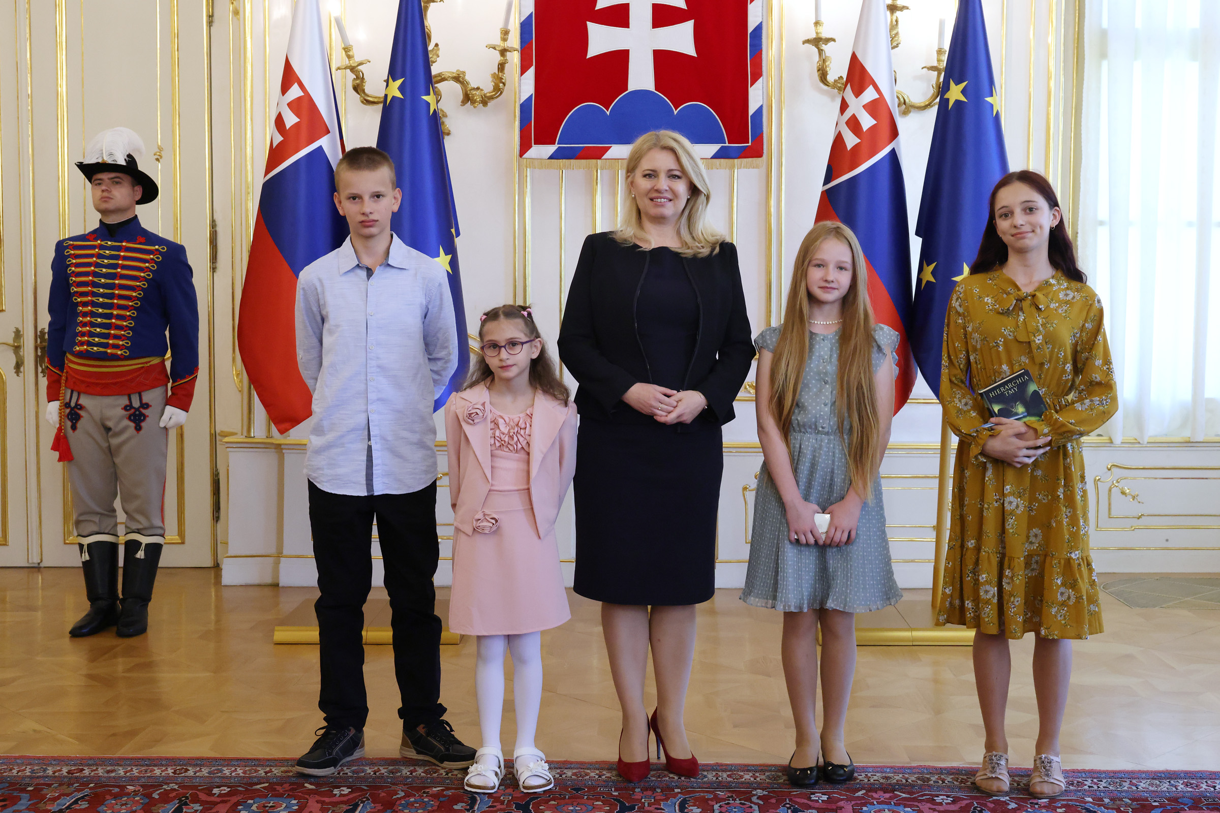 Zarka Lovászová počas oceňovania (v modrých šatách napravo) pri prezidentke Čaputovej
