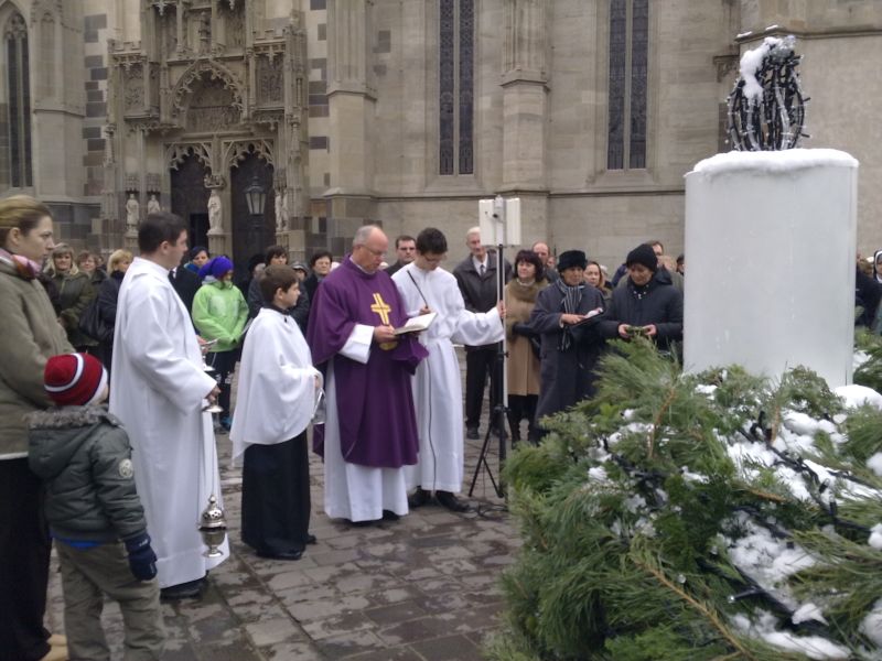 Adventný veniec požehnal a posvätil Mons. Dráb