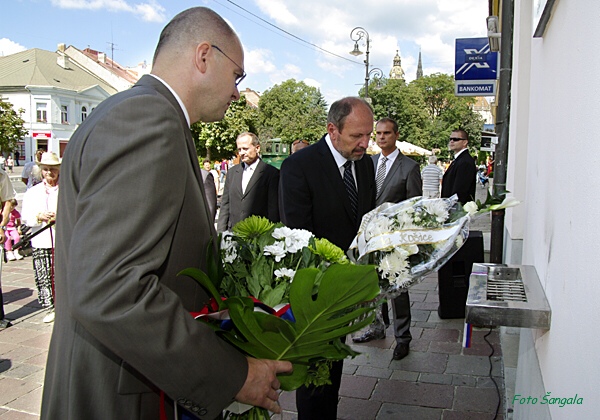 spoločné položenie kytíc k pamätnej tabuli