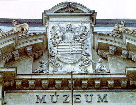 Štít budovy Východoslovenského múzea so znakom mesta Košice