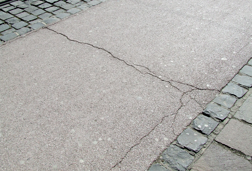 asfalt na cyklochodníkoch je na viacerých miestach prasknutý