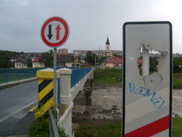 Poškodená dopravná značka