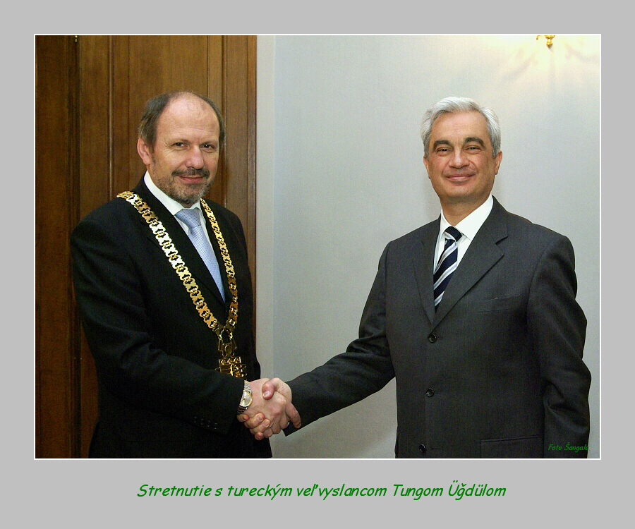 F. Knapík s tureckým veľvyslancom na Slovensku Tuncom Ugdulom na radnici