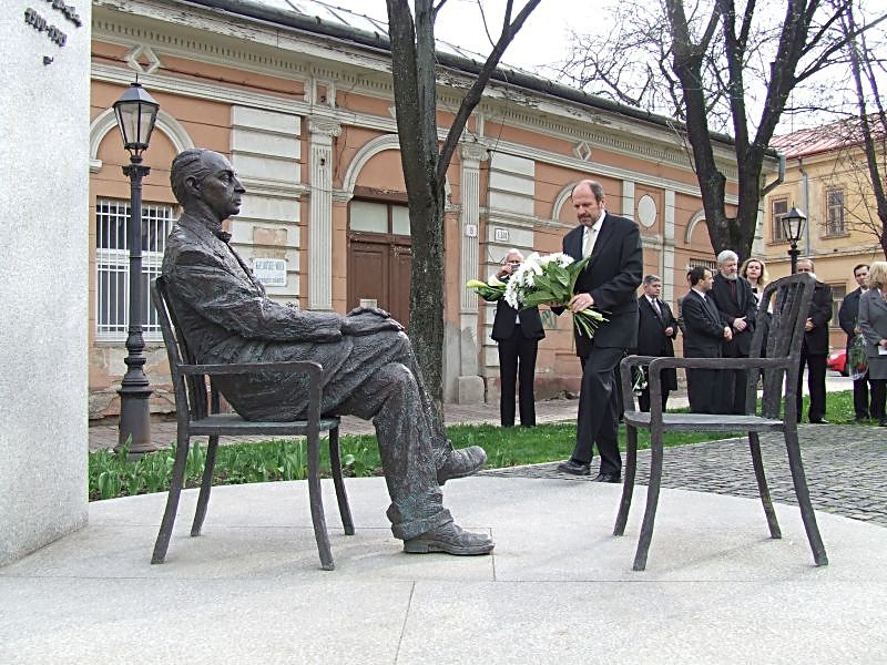 Kyticu k pamätníku S. Máraiho položil aj primátor mesta Košice Ing. František Knapík