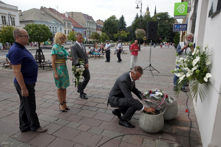 Predstavitelia mesta uložili kytice na počesť obetí