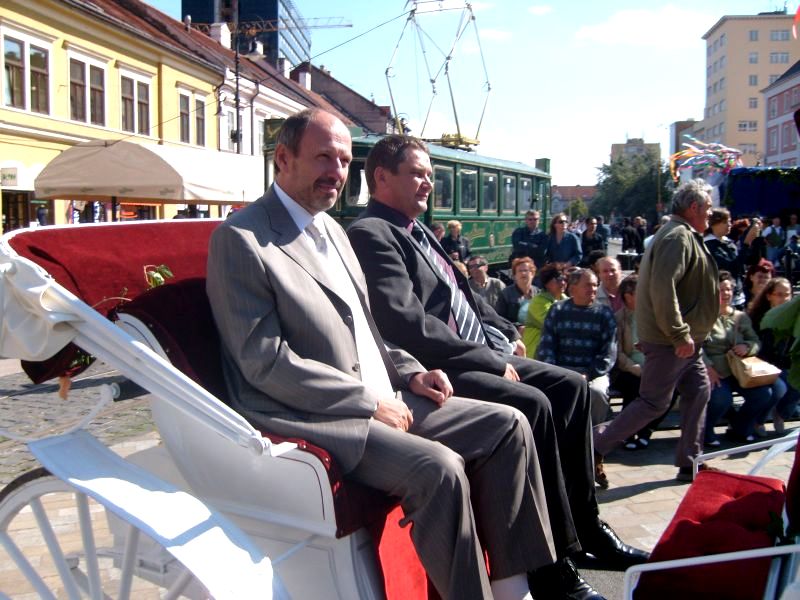 Na čele transportu v bielom koči dorazili na Dolnú bránu primátor Fr. Knapík a starosta G. Madár