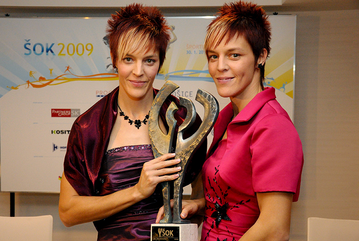 absolútna víťazka ankety atlétka Dana Velďáková (vľavo) so svojou sestrou, rovnako atlétkou, Janou