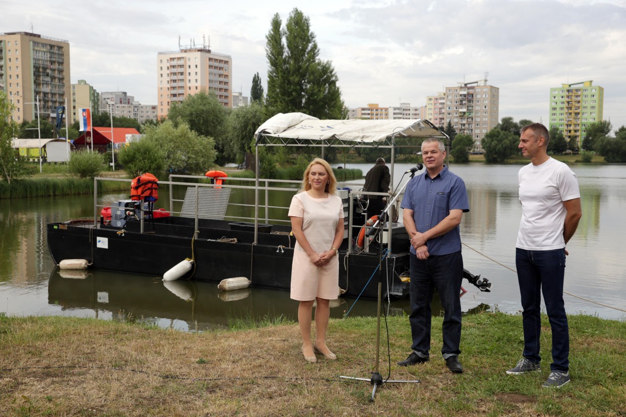 Starostka MČ Nad jazerom Lenka Kovačevičová, profesor Blahoslav Maršálek a primátor Richard Raši