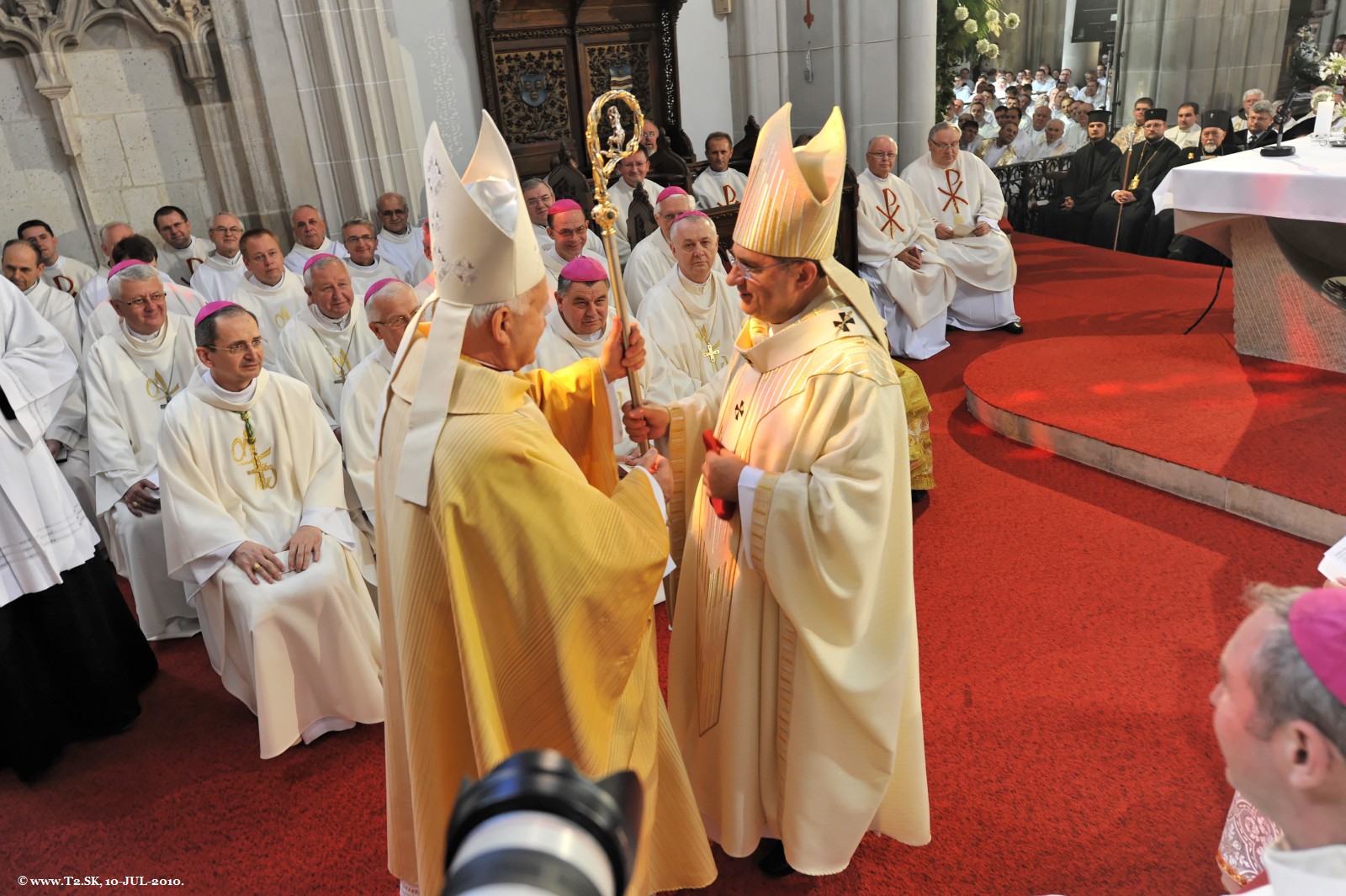 Odovzdanie berly novému arcibiskupovi Mons.B.Boberovi