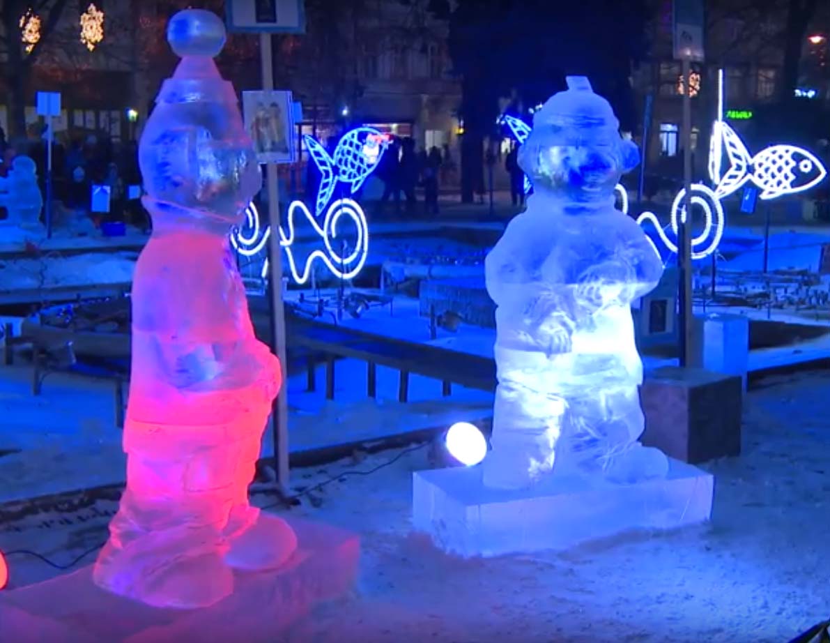 Ľadové sochy v parku