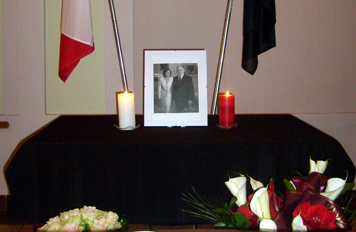 tragickú udalosť pripomína fotografia zosnulého prezidentského páru