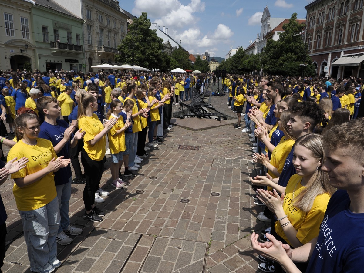 Tancujúci žiaci a študenti