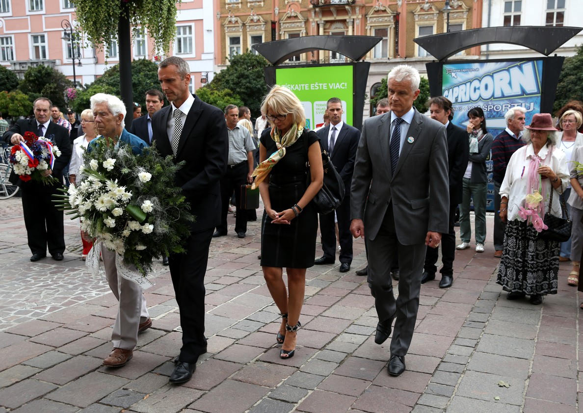 Vincent Samuely, Richard Raši, Renáta Lenártová a Ján Jakubov na pietnej spomienke