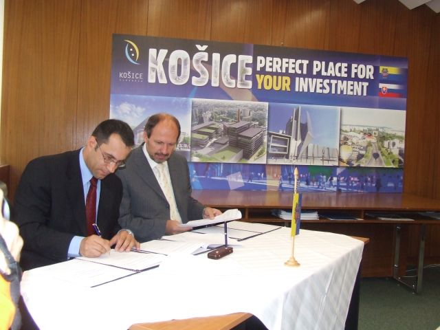 R.Popík, projektový manažér HB Reavis Group a F. Knapík, primátor mesta podpisujú Memorandum