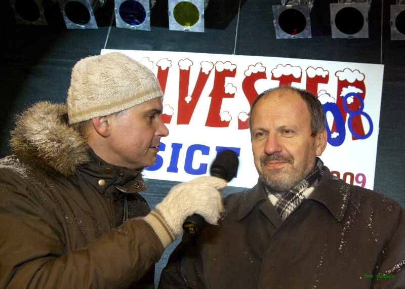 Primátor Košíc František Knapík sa prihovára Košičanom počas  osláv Silvestra 2008