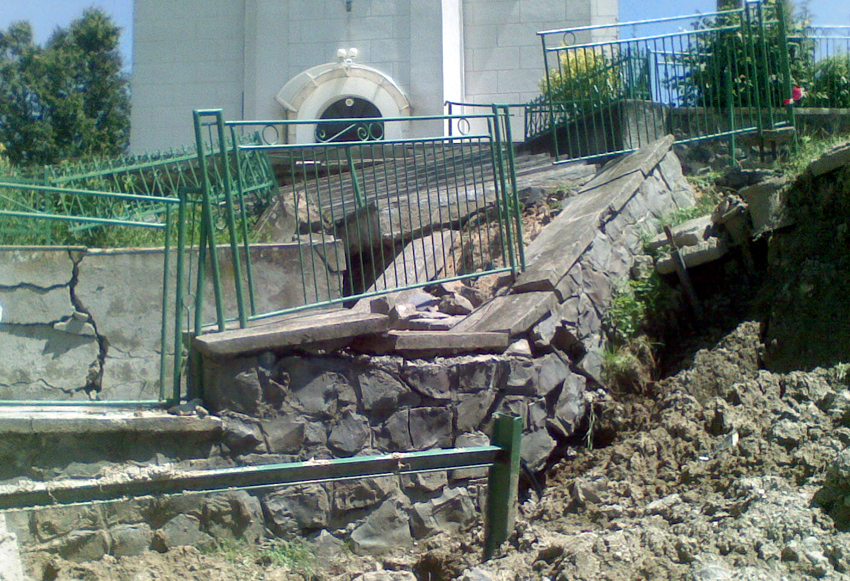zosuv pôdy úplne zničil aj schody ku kostolu