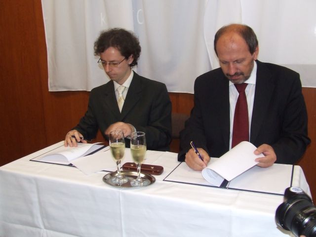 Podpis licenčnej zmluvy medzi autorom A. Vaľkom a primátorm mesta F. Knapíkom