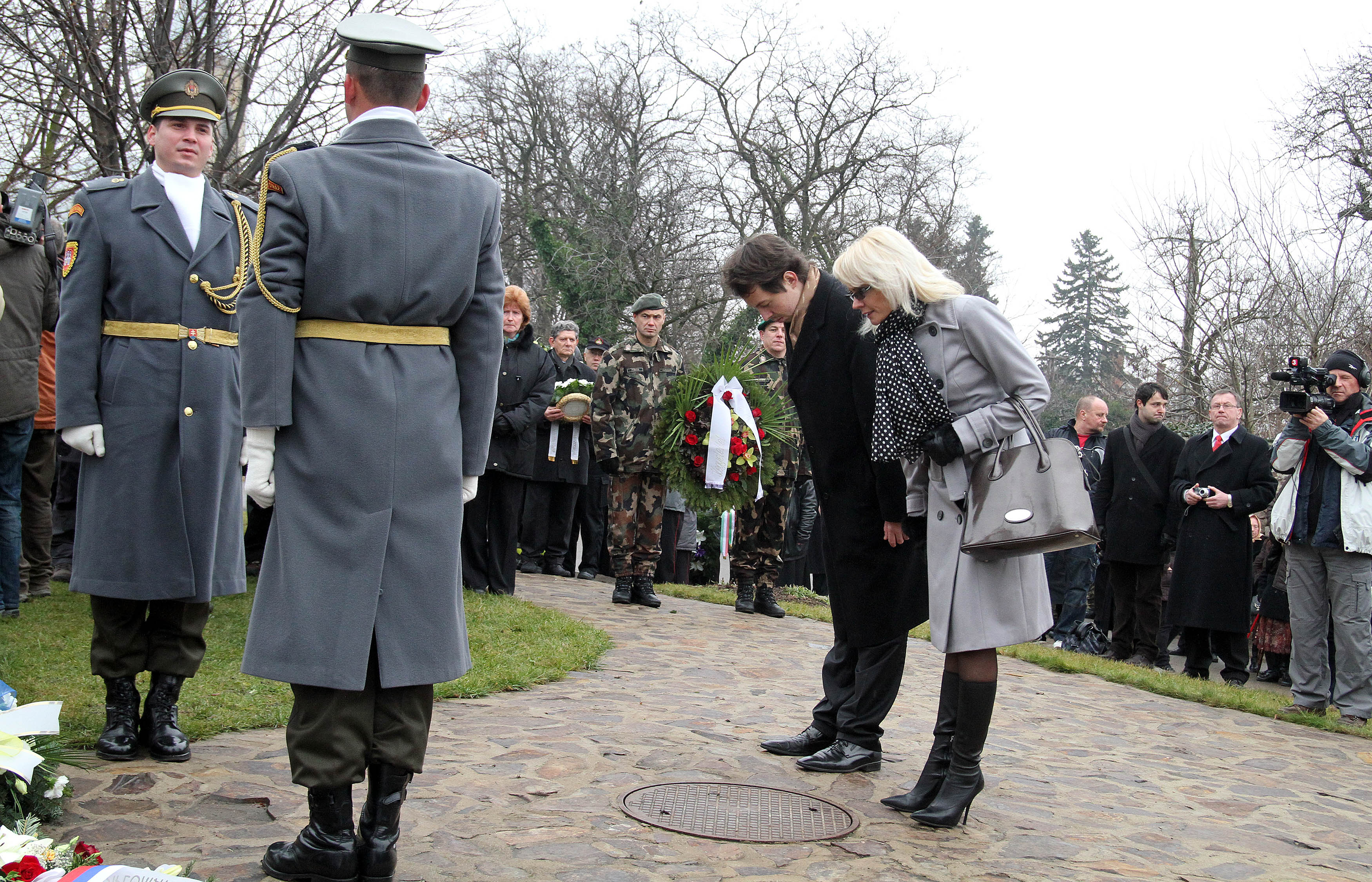 Viceprimátorka R. Lenártová a splnomocnenec primátora O. Brixi počas pietneho aktu  