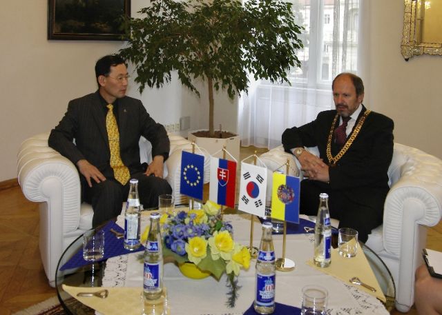 Kórejský veľvyslanec Yong Kyu Park a primátor Košíc F. Knapík