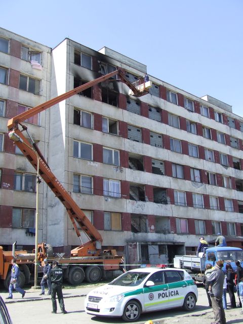 Vchod sa zabezpečil, aby nedošlo k väčšiemu poškodeniu budovy