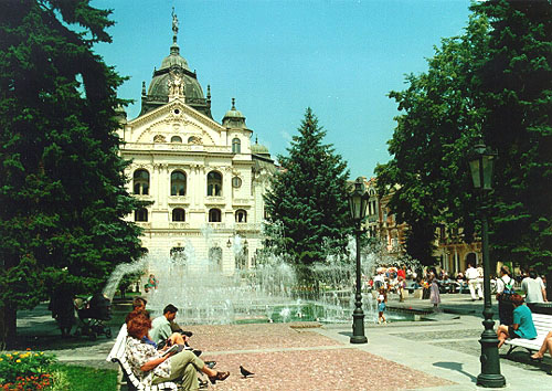 Štátne divadlo a park s hrajúcou fontánou