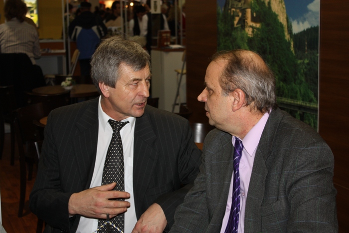 Vedúci referátu marketingu a CR P. Neuwirth v rozhovore so zástupcom SACR M. Ivanom (vľavo). 
