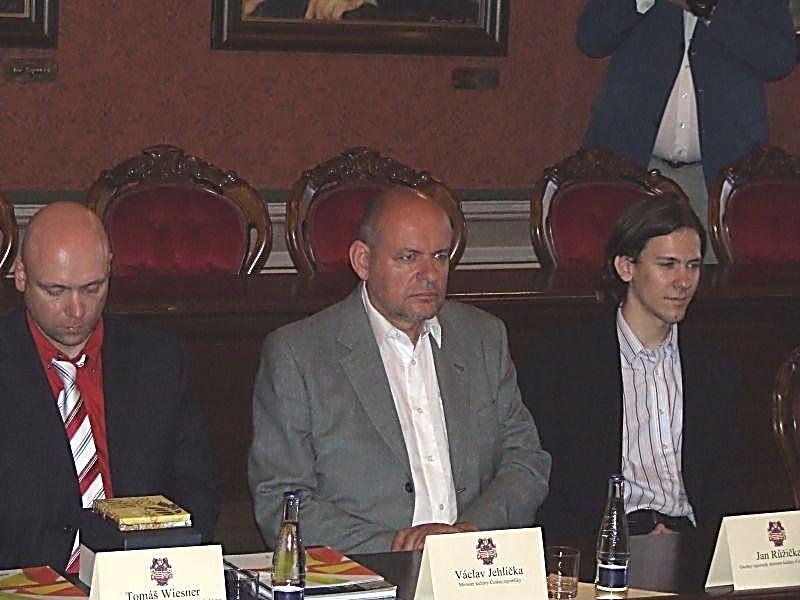 Český minister kultúry Václav Jehlička (uprostred) poďakoval za prijatie