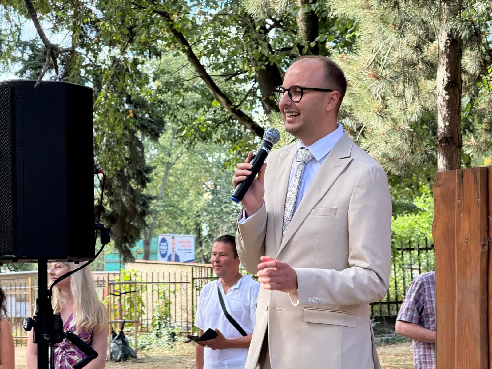 Riaditeľ ZŠ Hroncova