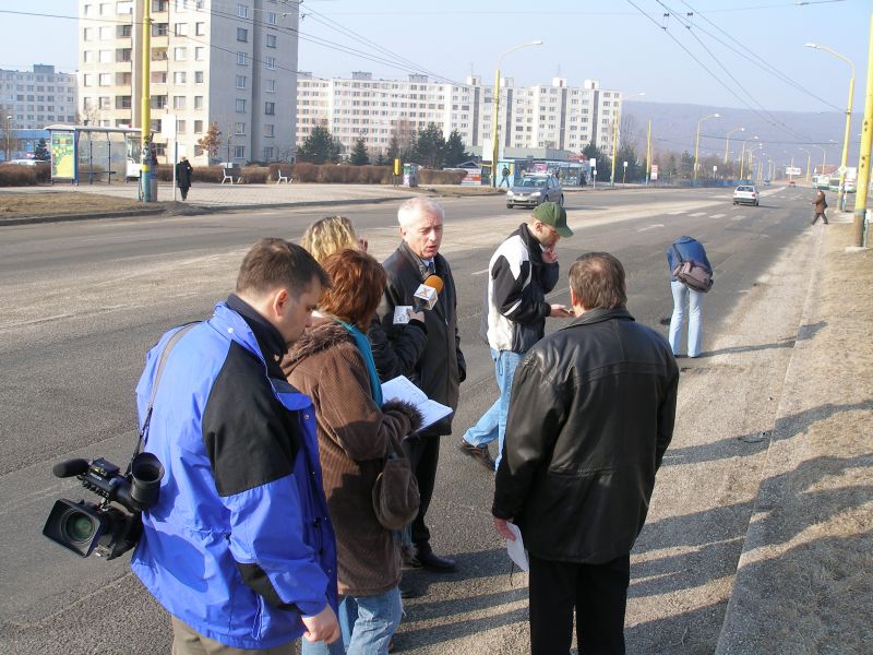 foto č. 3 - E. Čuňo medzi novinármi