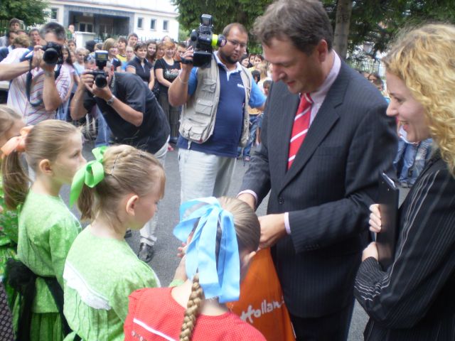 Veľvyslanec s radosťou rozdával žiakom malé suveníry