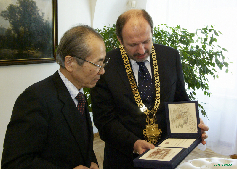 Jeho Excelencia japonský veľvyslanec prijal z rúk primátora Košíc spomienkové predmety